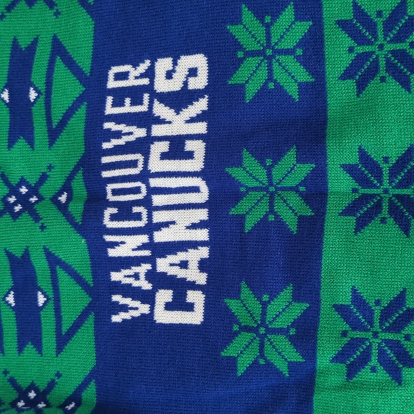 Vancouver Canucks Women's Christmas NHL sweater size Large New - Picture 7 of 10